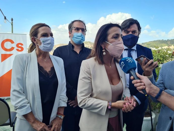 Marta Bosquet atiende a los medios con motivo de un café con militantes de Cs