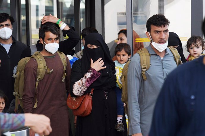 Refugiados de Afganistán llegan a un aeropuerto de EEUU