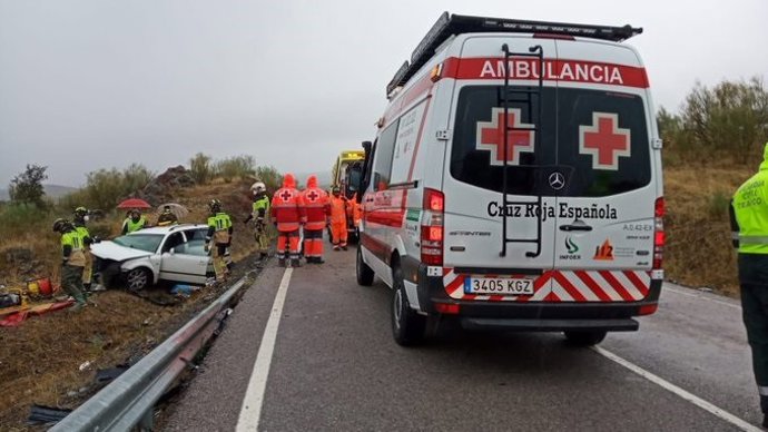 Emergencias atienden a un vehículo accidentado en la BA-080