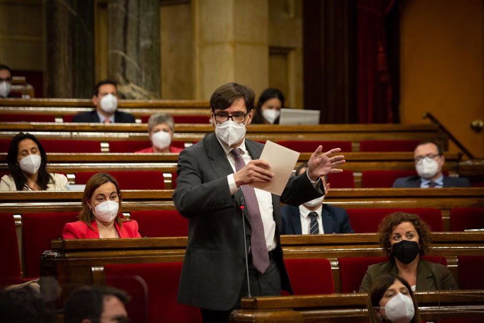 Archivo - El líder del PSC, Salvador Illa, interviene en el pleno del Parlament. 