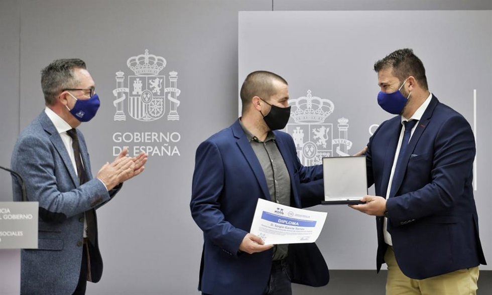Archivo - El director general de Derechos de los Animales, Sergio García, recibe una mención especial de Unijepol