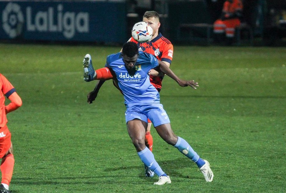 Archivo - Jose Amo, de la Ponferradina, y Aboubakary Kanté, del Fuenlabrada