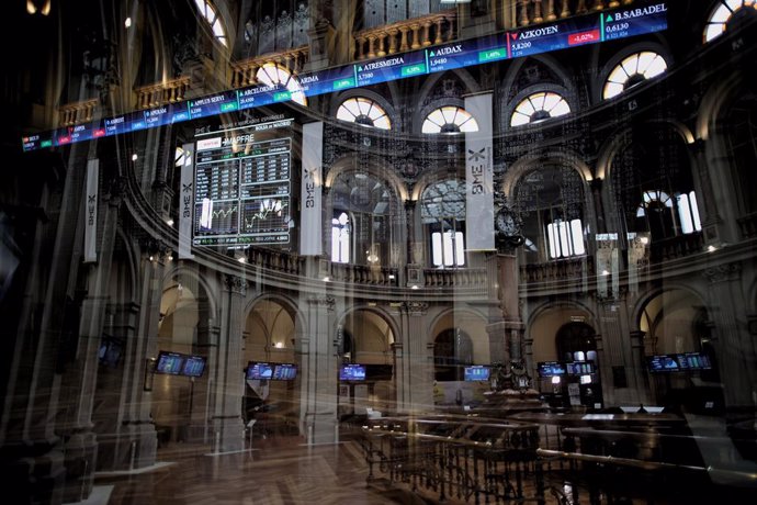 Valores del Ibex 35 en el Palacio de la Bolsa de Madrid, a 6 de septiembre de 2021, en Madrid (España). La oposición de los accionistas de las empresas del Ibex 35 a los planes de remuneración de ejecutivos de dichas compañías se ha duplicado este año, 