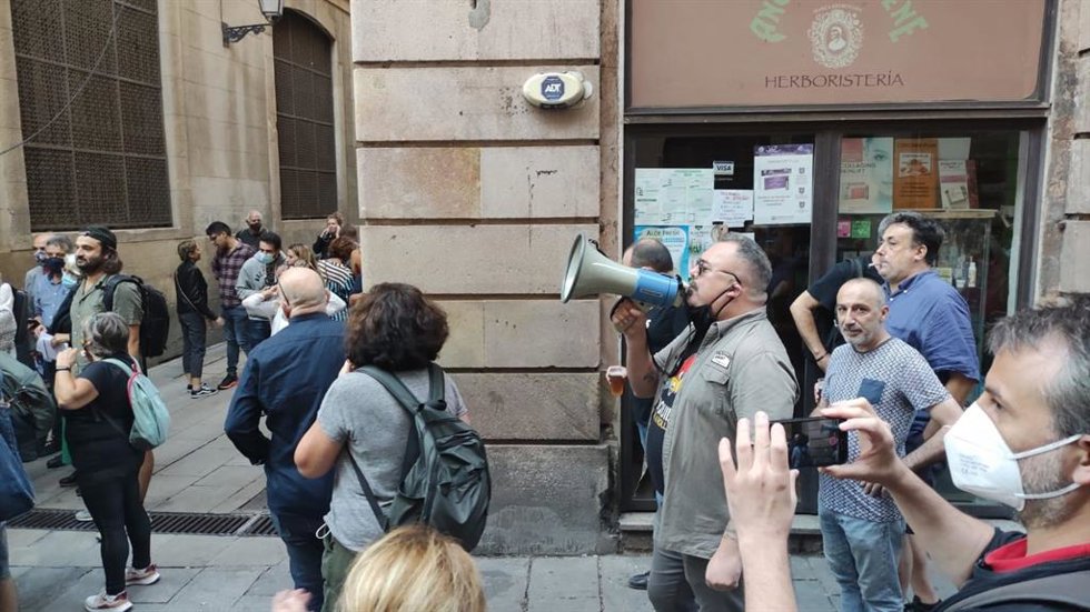 Unas 70 personas protestan contra Colau y el cierre de plaza Sant Jaume antes del pregón de la Merc