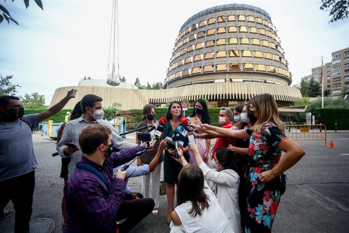 La secretaria general de Vox, Macarena Olona, presentando un recurso ante el Tribunal Constitucional