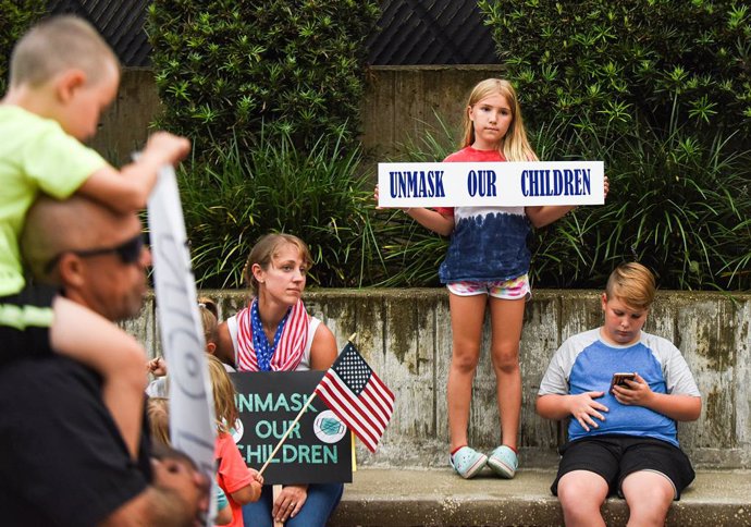 Protestas en Florida por el uso de mascarilla en las escuelas.