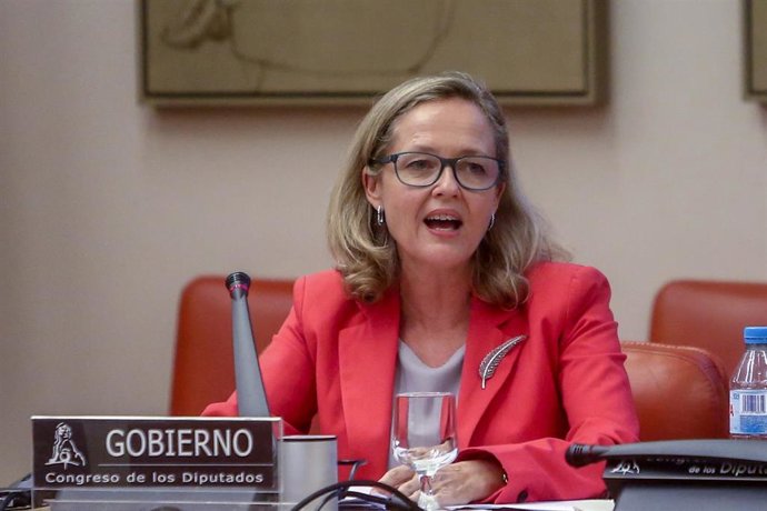 La vicepresidenta primera del Gobierno y ministra de Asuntos Económicos y Transformación Digital, Nadia Calviño, comparece en la Comisión Mixta para la Unión Europea del Congreso de los Diputados, a 23 de septiembre de 2021, en Madrid (España).