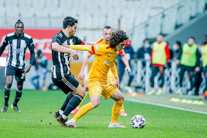 Archivo - Necip Uysal, del Besiktas, ante Emre Demir, del Kayserispor durante un partido del campeonato turco
