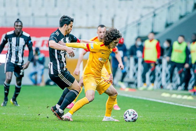 Archivo - Necip Uysal of Besiktas, Emre Demir of Kayserispor during the Turkish championship Super Lig football match between Besiktas and Kayserispor on April 24, 2021 at Vodafone Park in Istanbul, Turkey - Photo Orange Pictures / DPPI