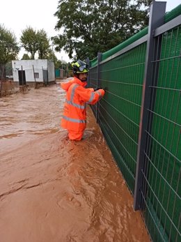 Un bombero trabaja en una inundación en la provincia de Badajoz