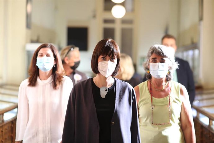 (I-D) La secretaria general de Investigación, Raquel Yotti; la ministra de Ciencia e Innovación, Diana Morant y la directora del Instituto Geológico y Minero de España (IGME-CSIC), Ana María Alonso, a su llegada a la rueda de prensa tras reunirse para c
