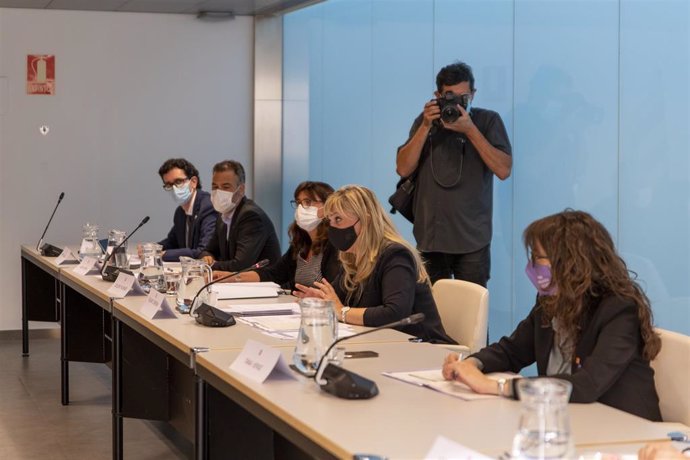 La consellera de Drets Socials de la Generalitat, Violant Cervera (2d), i la consellera d'Igualtat i Feminismes de la Generalitat, Tnia Verge (1d), durant una reunió amb el Ministeri de Seguretat Social, Inclusió i Migracions