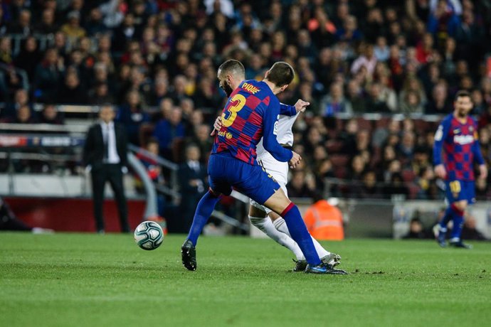 Archivo - 03 Gerard Pique from Spain of FC Barcelona and 09 Karim Benzema from France of Real Madrid during La Liga match between FC Barcelona and Real Madrid at Camp Nou on December 18, 2019 in Barcelona, Spain.