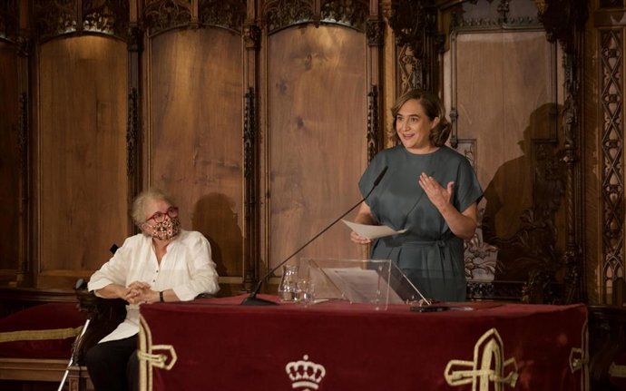 La alcaldesa de Barcelona, Ada Colau, con la pregonera de las fiestas de la Merc, Custodia Moreno