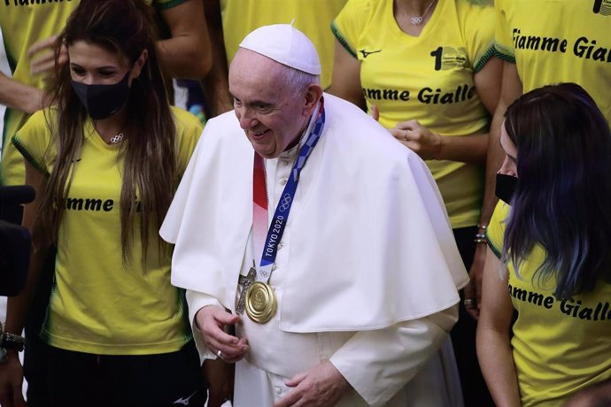 22 September 2021, Vatican, Vatican City: Pope Francis (C) poses for a photo as he wears an Olympic gold medal with Paralympic and Olympic athletes during his weekly general audience at the Paul VI Hall. Photo: Evandro Inetti/ZUMA Press Wire/dpa