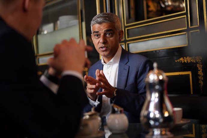 Archivo - 16 June 2021, United Kingdom, London: Mayor of London Sadiq Khan visits The Wolseley café-restaurant, during a walkabout in Piccadilly and Jermyn Street in central London, speaking with businesses to discuss the financial support that needs to
