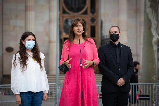 La presidenta del Parlamento, Laura Borràs, interviene ante los medios de comunicación tras acompañar al consejero de Economía y Trabajo de la Generalitat a declarar una supuesta desobediencia el 15 de septiembre de 2021 en Barcelona, ​​Cataluña (España).  El vendedor e