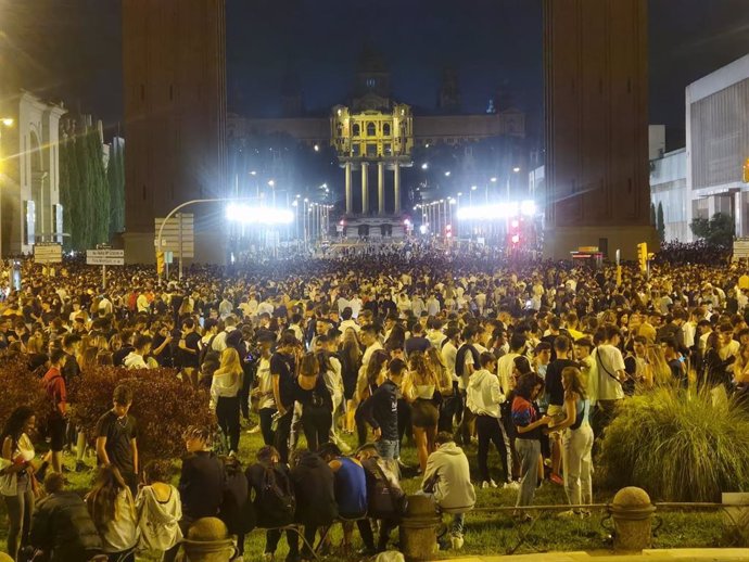 Miles de jóvenes celebran un botellón en la avenida Maria Cristina de Barcelona