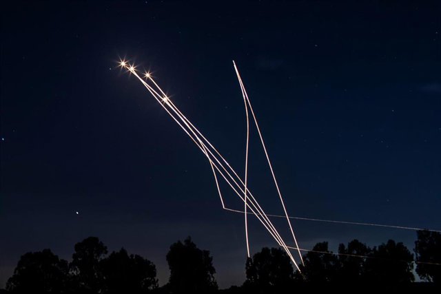 Archivo - Misiles del sistema antiaéreo israelí 'Cúpula de Hierro' interceptan cohetes lanzados desde Franja de Gaza