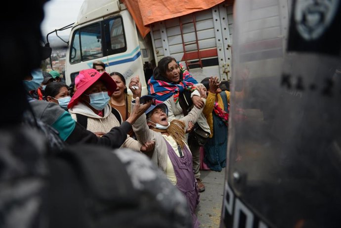 Una anciana reacciona durante una concentración convocada por los cocaleros frente a un hospital. 
