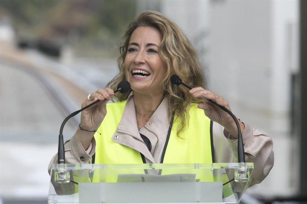 La ministra de Transportes, Movilidad y Agenda Urbana, Raquel Sánchez, interviene en un acto tras viajar en el primer tren de pruebas por la Variante de Pajares entre La Robla y Campomanes de la Línea de Alta Velocidad León-Asturias, a 20 de septiembre