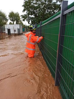 Bomberos actuando ante las lluvias