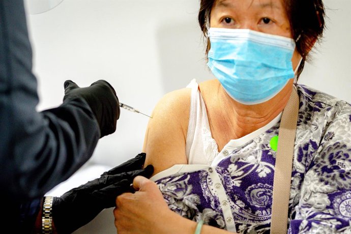 Archivo - 05 February 2021, US, Pomona: A woman receives a dose of Pfizer/BioNtech coronavirus (COVID-19) vaccine at the coronavirus mass vaccination centre at Cal Poly Pomona Public university. Photo: Watchara Phomicinda/Orange County Register via ZUMA
