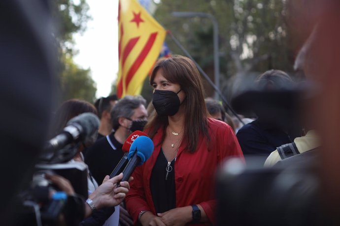 La presidenta del Parlament, Laura Borrs, respon els mitjans en una concentració convocada contra la detenció de l'expresident Carles Puigdemont en l'L'Alguer (Sardenya), a 24 de setembre de 2021, a Barcelona, Catalunya, (Espanya). Convocada per la A