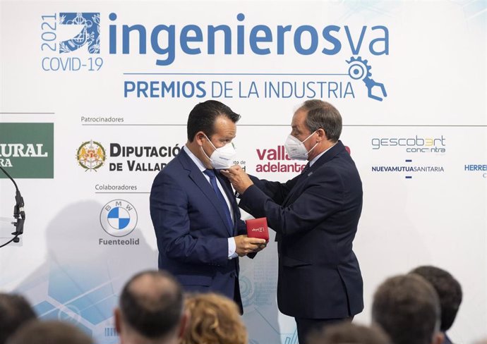 Momento en el que el presidente de IVECO recibe el galardón.