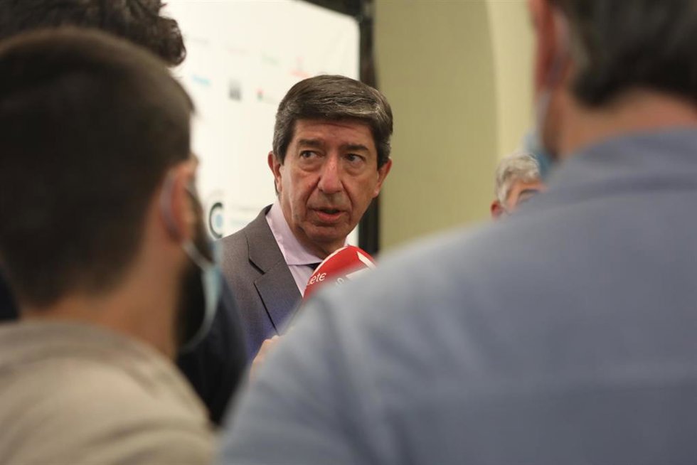 El vicepresidente de la Junta y consejero de Turismo, Regeneración, Justicia y Administración Local, Juan Marín, clausura el II Congreso Internacional de Innovación Social V Centenario Magallanes-Elcano a 23 de septiembre 2021 en Cádiz (Andalucía)