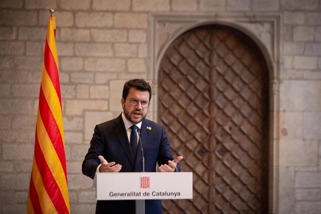 El presidente del Gobierno, Pedro Sánchez (i), y el de la Generalitat, Pere Aragonès (d), se reúnen en el Palau de la Generalitat antes de que se celebre la segunda reunión de la mesa del diálogo entre el Gobierno central y el Govern catalán, a 15 de sept