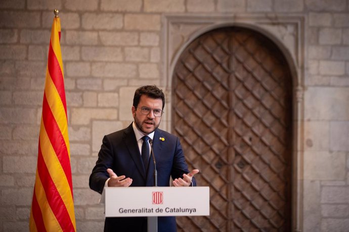 El president del Govern, Pedro Sánchez (i), i el de la Generalitat, Pere Aragons (d), es reuneixen en el Palau de la Generalitat abans que se celebri la segona reunió de la taula del dileg entre el Govern central i el Govern catal, a 15 de set