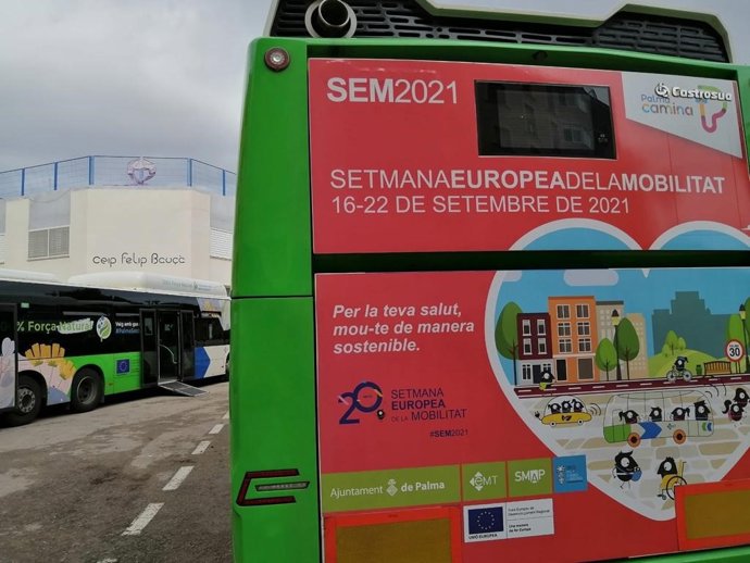 Un autobús de la EMT frente al CEIP Felip Bau.