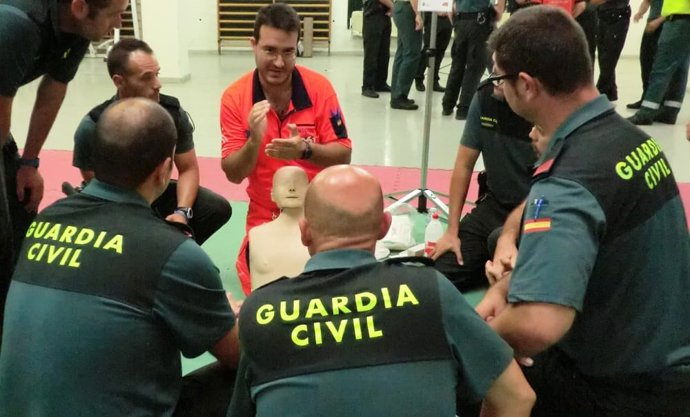 Voluntario del 061 en una formación en primeros auxilios a guardias civiles.
