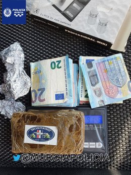 Imagen del dinero y las sustancias intervenidas al individuo