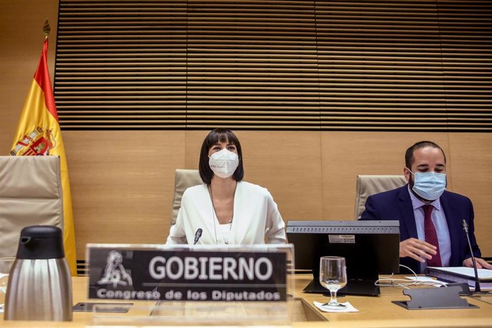 La ministra de Ciencia e Innovación, Diana Morant (i), comparece en la Comisión de Ciencia, Innovación y Universidades del Congreso de los Diputados, a 23 de septiembre de 2021