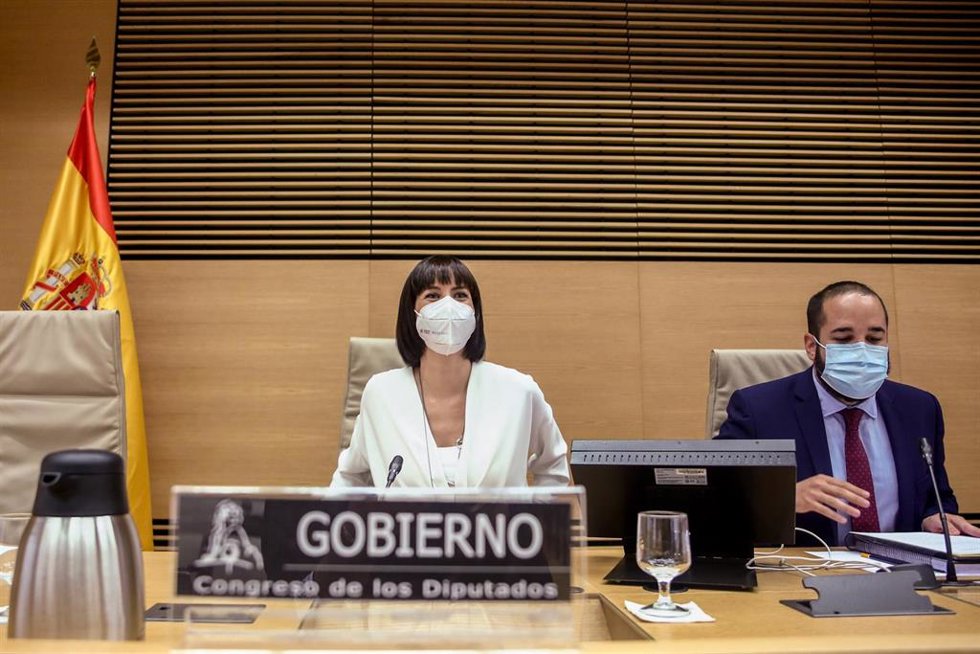 La ministra de Ciencia e Innovación, Diana Morant (i), comparece en la Comisión de Ciencia, Innovación y Universidades del Congreso de los Diputados, a 23 de septiembre de 2021