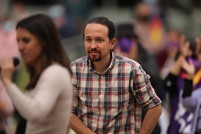 Archivo - La ministra de Igualdad, Irene Montero (i), y el candidato de Unidas Podemos a la Presidencia de la Comunidad de Madrid, Pablo Iglesias (d), durante un acto electoral del partido, a 30 de abril de 2021, en el Parque Olof Palme de Usera, Madrid, 