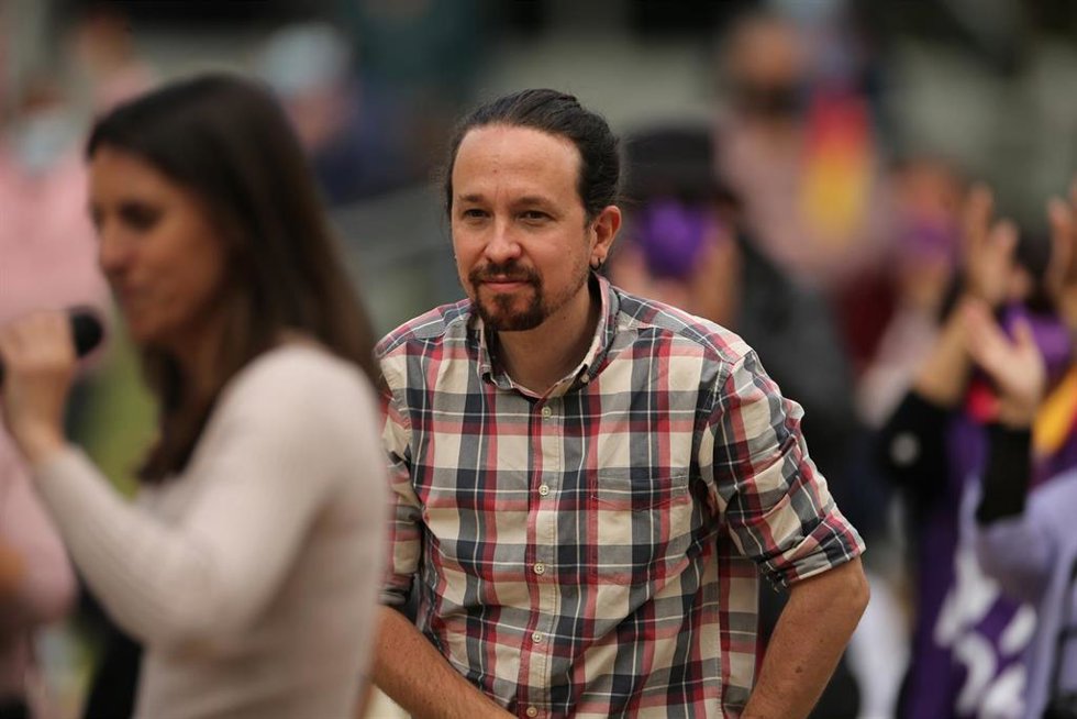 Archivo - La ministra de Igualdad, Irene Montero (i), y el candidato de Unidas Podemos a la Presidencia de la Comunidad de Madrid, Pablo Iglesias (d), durante un acto electoral del partido, a 30 de abril de 2021, en el Parque Olof Palme de Usera, Madrid