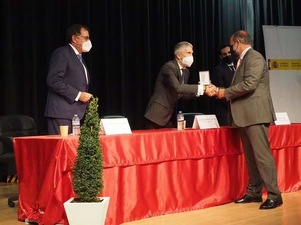 El ministro del Interior, Fernando Grande-Marlaska, y el secretario general de Instituciones Penitenciarias, Ángel Luis Ortiz, en la entrega de condecoraciones por La Merced