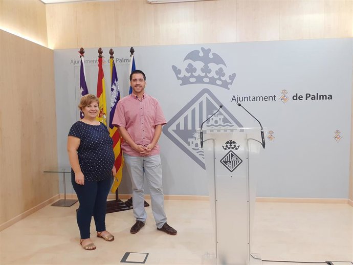 Archivo - El Regidor de Promoción Económica y Ocupación, Rodrigo Romero y la Directora General de Ferias y Mercados, Maria Antnia Comas.