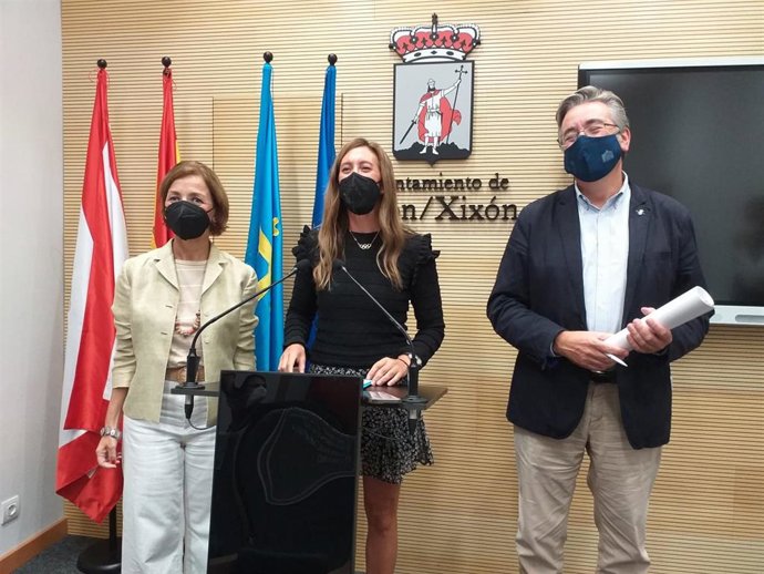 La portavoz y la edil del Grupo Municipal Popular del Ayuntamiento de Gijón,  Ángela Pumariega y Ángeles Fernández-Ahúja, respectivamente, y el presidente del PP gijonés y diputado regional, Pablo González, en rueda de prensa en el Ayuntamiento de Gijón