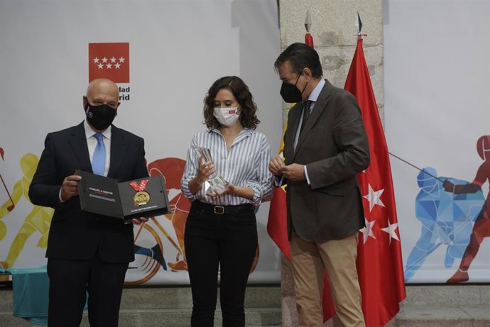 La presidenta de la Comunidad de Madrid, Isabel Díaz Ayuso, recibe el título de Maratoniana de Honor por parte de la Asociación Deportiva Maratón Popular de Madrid