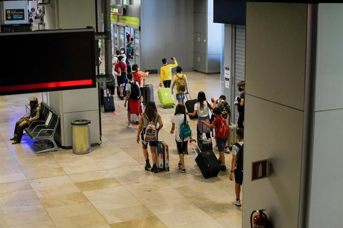 Archivo - Varias personas en la terminal T1 del Aeropuerto Adolfo Suárez Madrid-Barajas en Madrid (España). 