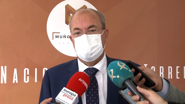 Monago en declaraciones a los medios en el Premio Muñoz Torrero