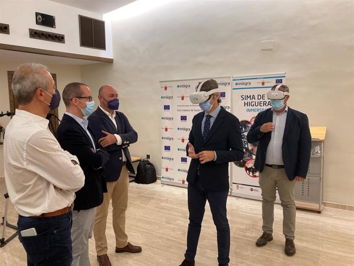 El consejero de Economía, Hacienda y Administración Digital,  Luis Alberto Marín, y el alcalde de Pliego, Antonio Huéscar, usan las gafas de realidad virtual para ver la nueva producción de la Sima de la Higuera.