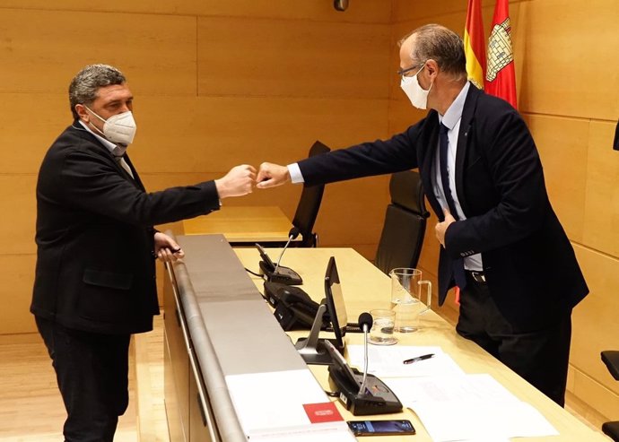 Fuentes saluda a Pascual Muñoz tras ser elegido presidente de la Comisión de Investigación del COVID en las residencias