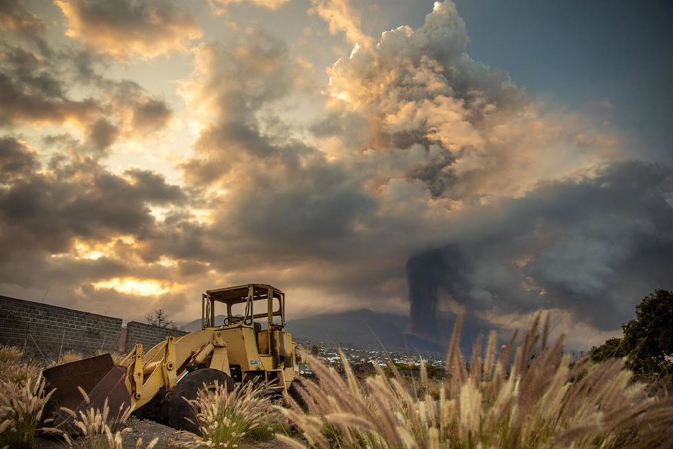 El volcán de Cumbre Vieja emite una gran columna de ceniza, al amanecer, a 24 de septiembre de 2021, en El Paso