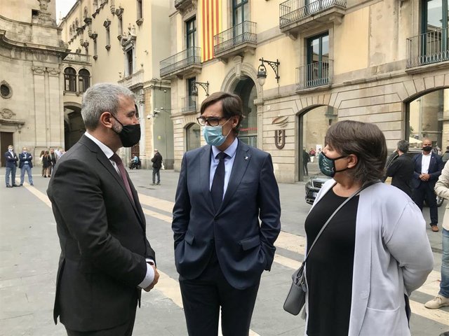 El primer teniente de alcalde del Ayuntamiento de Barcelona, Jaume Collboni; el líder del PSC en el Parlament, Salvador Illa; y la portavoz del PSC en el Ayuntamiento, Rosa Alarcón