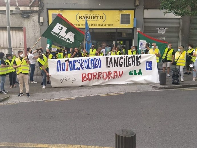 Concentraciónde trabajadores de las autoescuelas de Bizkaia